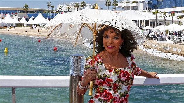 Joan Collinsov (Cannes, 18. kvtna 2014)