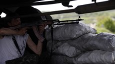 Ozbrojený separatista střeží příjezdové cesty do Slavjansku (11. května 2014)