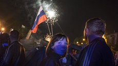 Obyvatelé Doncku oslavují vyhláení nezávislosti na Ukrajin (12. kvtna 2014)