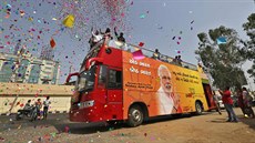 P�íznivci Nárendry Módího oslavují p�edb�né výsledky indických voleb (16....