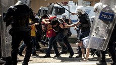 Demonstrace v Izmiru. Rozho��ení Turci viní z d�lního ne�t�stí v Som� vládní...