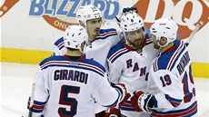 NEVZDÁVÁME TO. Hokejisté NY Rangers po pátém duelu 2. kola play-off, který na