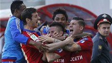 Srbský reprezentant Zoran Tošič (uprostřed) z CSKA Moskva rozhodl svým gólem