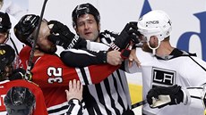 OI TI VYKRÁBU... Michal Rozsíval (vlevo) z Chicaga a Jeff Carter Los Angeles