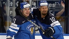 Finští hokejisté Leo Komarov (vlevo) a Jere Karalahti se radují z gólu v utkání...