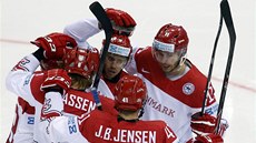 Hokejisté Dánska se radují z gólu v utkání proti Itálii.
