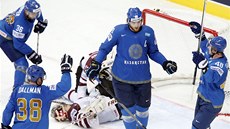Hokejisté Kazachstánu se radují z gólu v utkání proti Lotysku.