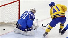 �védský hokejový úto�ník Gustav Nyquist p�ekonává italského branká�e Belissima...