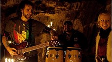 Zábr z koncertu v jeskyni Na piáku