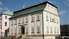 Skláské muzeum v Novém Boru sídlí ve starém m욝anském dom s mansardovou