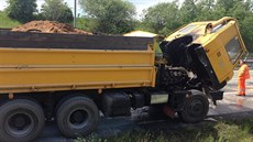 Hoící tatra na 17. kilometru Praského okruhu u obce Oech na nkolik desítek