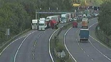 Nehoda dvou nákladních aut zablokovala dálnici D5 u Prahy (19.5.2014)