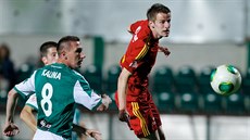 POVEDENÝ DEBUT. Jan Juroka (vpravo) z Dukly si pi prvním ligovém startu v...