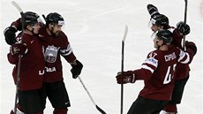 VÍTZNÝ GÓL. Hokejisté Lotyska oslavují trefu Arturse Kuldy (vlevo) do finské