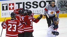 VYROVNÁNO. Kanadští hokejisté oslavují vstřelený gól Joela Warda v utkání proti