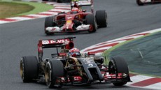 Romain Grosjean s lotusem ped dvojicí jezdc stáje Ferrari pi Velké cen