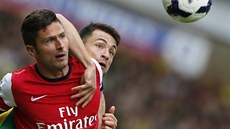 TSNÉ BRÁNNÍ. Olivier Giroud, útoník Arsenalu, je dren Russellem Martinem z