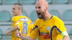 Mat�j Koti� z Varnsdorfu se raduje z gólu.