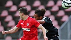 VZDUNÝ SOUBOJ. Brnnský David Paek (vlevo) a Fernando Neves ze Slavie.
