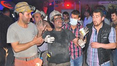 A� t�i sta horník� uv�znila exploze a následný po�ár v uhelném dole na západ�