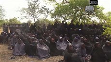 Boko Haram v pondělí zveřejnilo video zachycující přes 200 unesených školaček....