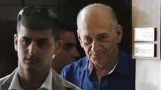 Izraelský expremiér a bývalý starosta Jeruzaléma Ehud Olmert opoutí soudní sí...