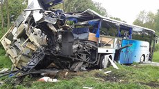 Následky stetu vlaku s autobusem na elezniním pejezdu u Hluboké nad Vltavou...