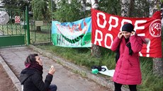 Aktivisté p�ed vjezdem do vep�ína v Letech vyv�sili transparenty Romská hrdost...