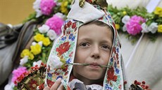 Král Radovan Siman v kroji a s r��í v ústech projel 18. kv�tna se svou dru�inou...