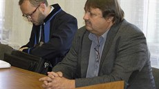 Starosta Troskotovic Michal Ordo� (vpravo) u znojemského okresního soudu, který...
