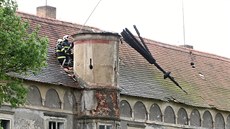 Oho�elou v�i�ku museli hasi�i strhnout k zemi.