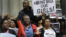 Nigerijci žádají úřady i mezinárodní organizace, aby proti únoscům zakročily.