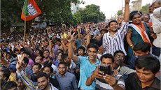 Píznivci Naréndry Módího slaví v ulicích Nového Dillí volební úspch jeho