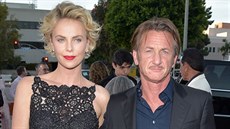 Charlize Theronová a Sean Penn (kvten 2014)