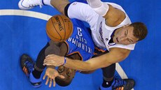Blake Griffin z Los Angeles Clippers (vpravo) a Serge Ibaka z Oklahoma City