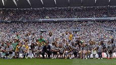 Fotbalisté Juventusu Turín pózují s dtmi ped posledním zápasem ligového