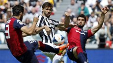 Fernando Llorente z Juventusu Turín v obklíení dvuo hrá Cagliari. 