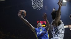 Yoveg Ohayon z Maccabi Tel Aviv zakon�uje ve finále Euroligy proti obran� Realu