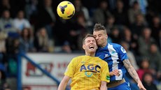 Liberecký Luká Pokorný (vpravo) v hlavikovém souboji se tpánem Vachoukem z...