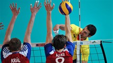 �e�tí volejbalisté Ji�í Král a Filip Habr blokují útok Sergia Nody ze �pan�lska.