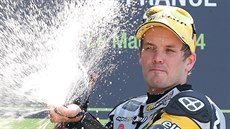 Finský motocyklista Mika Kallio slaví triumf v závod tídy Moto2 ve Velké cen...