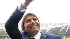 Trenér turínského Juventusu Antonio Conte zdraví diváky.