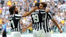 Fernando Llorente (vpravo) z Juventusu Turín se raduje z gólu se spoluhráči...