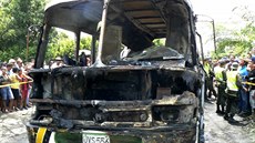 �kolní autobus sho�el poté, co �idi� naléval benzín uvnit� vozu p�ímo do motoru.