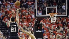 Tim Duncan ze San Antonia st�ílí na ko� Portlandu p�es Robina Lopeze.
