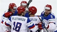 Ru�tí hokejisté slaví gól proti Spojeným stát�m.