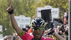 Diego Ulissi triumfuje v páté etap Giro d' Italia.
