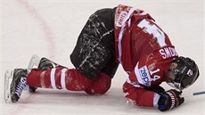 Kanadský hokejista Alex Burrows se svíjí bolestí.