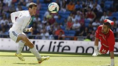 P�Í�T� U� SPOLUHRÁ�I? S Garethem Balem (vlevo) by se branká� Kiko Casilla (vpravo) mohl brzy sejít v Realu Madrid.