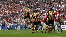 Santi Cazorla (vlevo) z Arsenalu stílí branku z volného kopu ve finále FA Cupu...